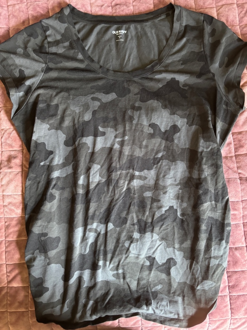 Old Navy Women's Black and Gray Camo Maternity Scoop Neck Tee